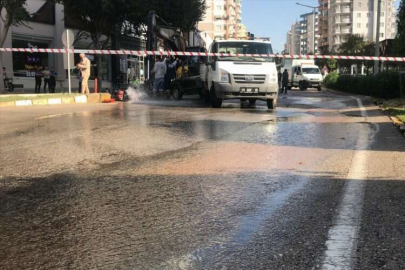 Adana'da içme suyu borusunun patladığı yolda göçük oluştu