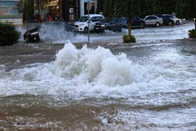 Su borusu patladı yollar nehre döndü