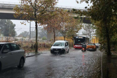 İzmir'de cadde ve sokaklar göle döndü