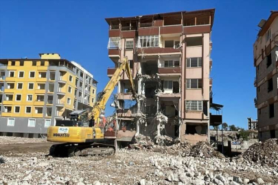 Hatay'da depremlerde ağır hasar alan 4 bina kontrollü yıkıldı