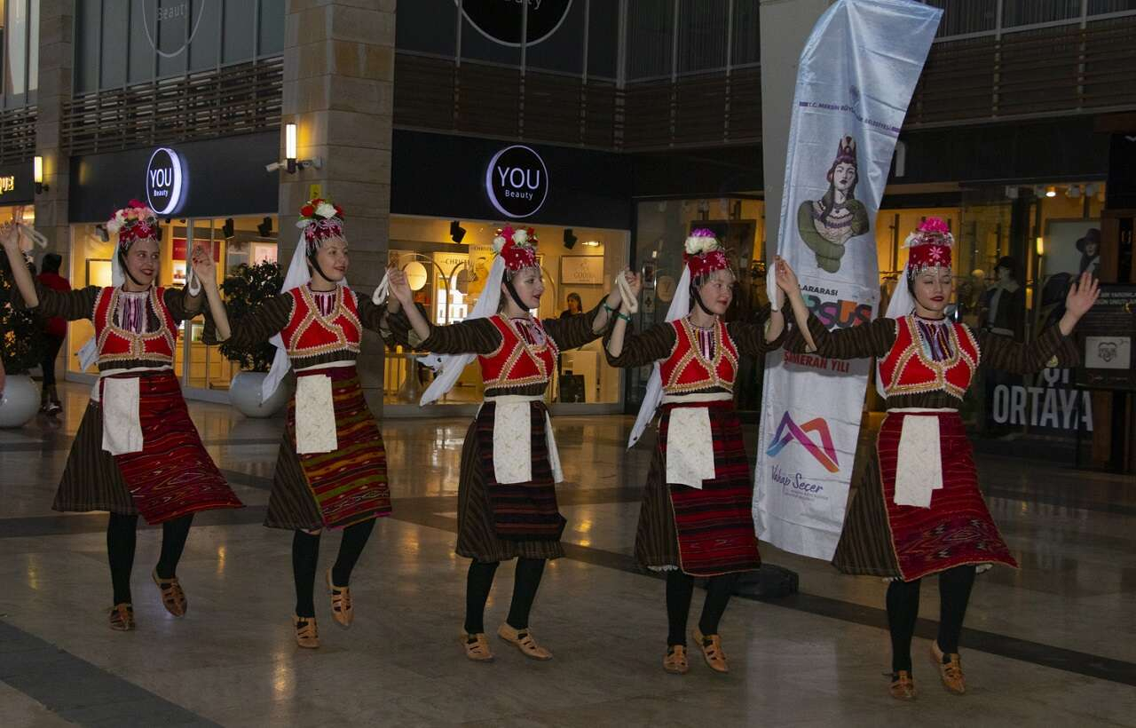 Mersin’in dört bir yanı karnaval alanına döndü 2 (2)