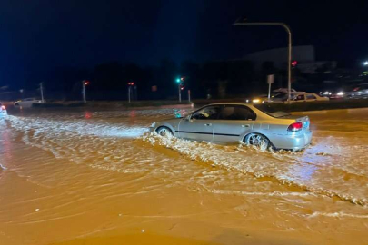 Mersin'de sağanak hayatı olumsuz etkiledi