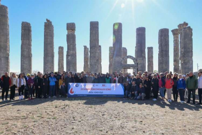 Mersin Valisi Pehlivan: "Öğretmenlerimize bakınca geleceğimizi görüyoruz"