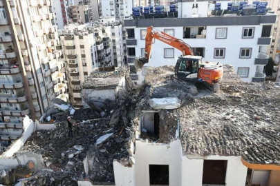 Adana'da yıkımı süren ağır hasarlı binanın beton bağlama noktasından bakır tabak çıktı