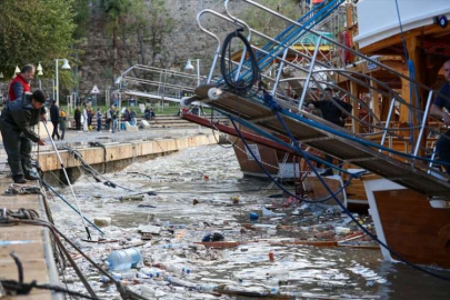 Antalya Büyükşehir Belediyesi yağış ve fırtınada 963 ihbara müdahale etti