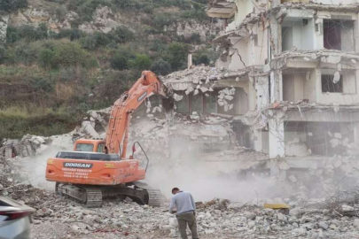 Hatay'da depremlerde ağır hasar alan 6 bina kontrollü yıkıldı