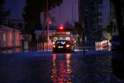 Hatay'ın İskenderun ilçesinde sağanak ve kuvvetli rüzgar hayatı olumsuz etkiledi