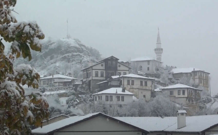 Sakarya Taraklı'da tarihi konakların çatıları beyaz örtüyle kaplandı