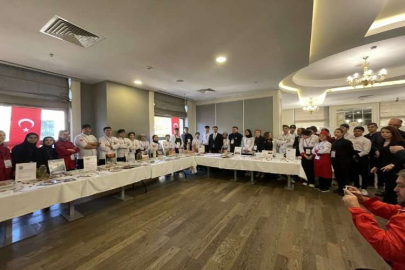 Isparta'da aşçı adayı öğrenciler yemek fuarında hünerlerini sergiledi