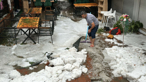 Antalya’nın Alanya ilçesinde yağan yağmur kısa sürede yerini fındık büyüklüğünde doluya bıraktı