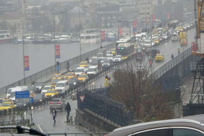 Arızalanan İETT otobüsü Unkapanı Köprüsü’nde trafiği felç etti