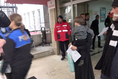 Adana’da polis, ihtiyaç sahibi ailelere bebek bezi dağıttı