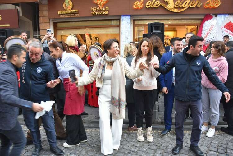 Açılışta mekan sahibi Ebrü Baybara Demir bu güzel hizmetlerinden dolayı vatandaşların ısrarları müzik eşleğinde üzerine caddenin ortasında vatandaşlarla beraber reyhani oynayarak kutladı.