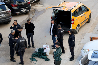 Taksiye binip karton kutusunu almadan kaçan şüpheli, polisi alarma geçirdi