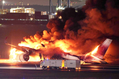 Tokyo'da yolcu uçağıyla çarpışan sahil güvenlik uçağındaki 5 kişi öldü, pilot ağır yaralandı