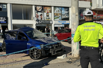 Antalya'da durakta bekleyen yolculara otomobilin çarpması sonucu 2 kişi öldü, 1 kişi yaralandı