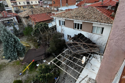 Kuvvetli rüzgar çatıları uçurdu, araçlara zarar verdi