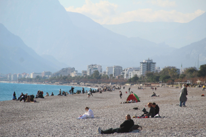 Doğu'da kar yağarken Antalya’da deniz, kum, güneş