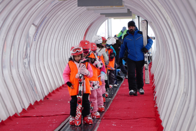 Erciyes Kayak Okulu’nda 200 kişi ilk defa kayak öğreniyor