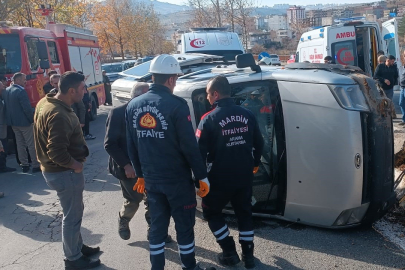 Mardin’de hafif ticari araç takla attı: 3'ü ağır 4 yaralı