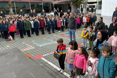 Adana'da tüm okullarda şehitler için bir dakikalık saygı duruşunda bulunuldu