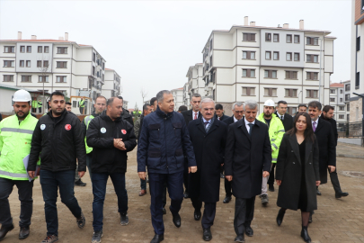 İçişleri Bakanı Yerlikaya, Kahramanmaraş'ta deprem konutlarını inceledi