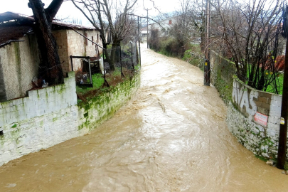 Muğla’da bazı cadde ve sokaklar yağmur sonrası sular altında kaldı