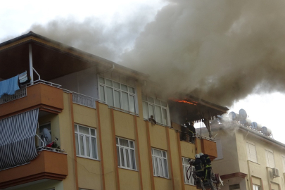 Sobadan boşaltılan kül apartmanı yakıyordu