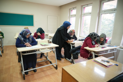 Yaşlarına aldırmadılar, okuma yazma öğrenmeye başladılar