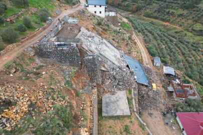 Antalya'da heyelan nedeniyle inşaat halindeki 2 katlı ev çöktü