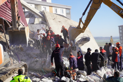 Kahramanmaraş'ta hasarlı bina yıkımı sırasında operatör enkaz altında kaldı