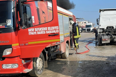 Hatay'da Tofaş marka araç yanarken anı kameraya yansıdı