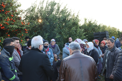 Kozan Belediye Başkanı Kazım Özgan, narenciye işçileriyle güç birliği yaptı