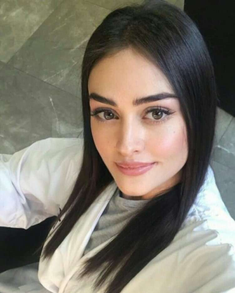 esra bilgiç saç rengi