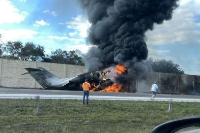 Florida’da otoyola inen küçük uçak araca çarpıp alev aldı: 2 ölü