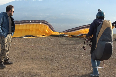 Bursa'da pilot, yamaç paraşütçülerini alçak uçuşla selamladı