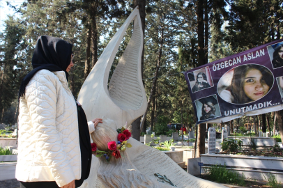 Özgecan Aslan ölümünün 9. yılında Mersin'deki mezarı başında anıldı