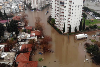 Antalya'da Şiddetli Yağışlar Alarm Veriyor: Araçlar yolda mahsur kaldı