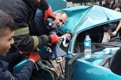 Adana'da aydınlatma direğine çarpan otomobildeki 2 kişi yaralandı