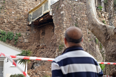 Antalya Kaleiçi'nde sağanak yağışın ardından tarihi surlarda yıkıntılar oluştu