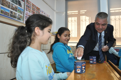 Mersin'de öğrencilere kumbara dağıtıldı