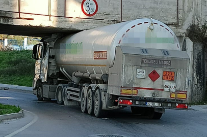 Mersin Tarsus'ta gaz yüklü tanker, sulama kanalının altına sıkıştı