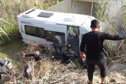 Silifke'de otomobil ile minibüs kaza yaptı, 1 ölü, 13 yaralı