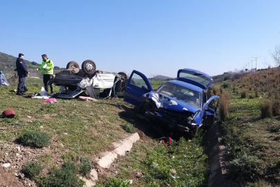 Adana'da iki otomobilin çarpıştığı kazada 2 kişi öldü, 4 kişi yaralandı