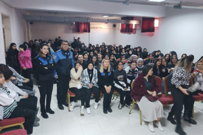 Adana polisi okullarda öğrencilere akran zorbalığı hakkında bilgilendirme yaptı