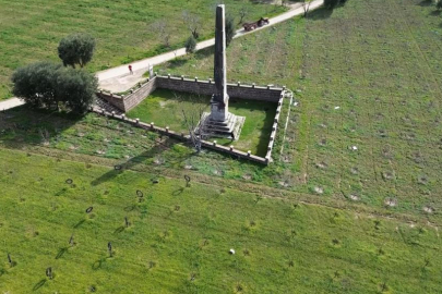 İznik'teki 2 bin yıllık Roma Dönemi dikilitaşı şeftali bahçelerinin arasında ayakta