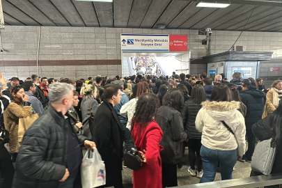 Mecidiköy metrobüs durağındaki yürüyen merdiven aniden durdu: 3 yaralı