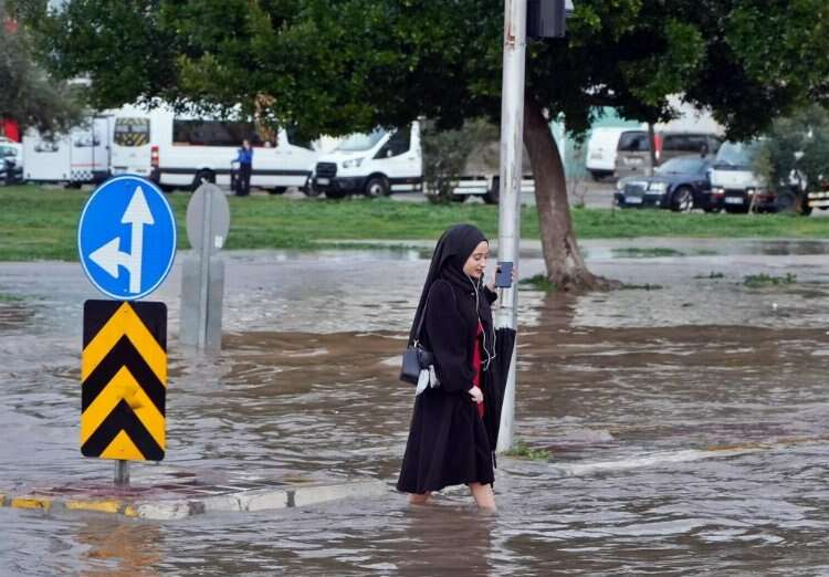 Antalya'da sağanak yağış nedeniyle yollar göle döndü