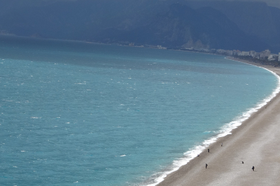 Sağanak ve fırtına alarmı verilen Antalya'da uçurtma sörfü keyfi