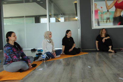 Hatay depremzedelere ücretsiz destek seminerleri veren gurbetçi eğitmen Melahat Yapıcı takdir ediliyor